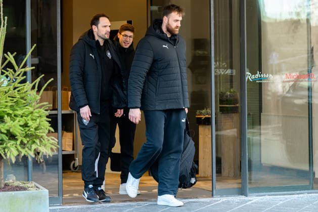 Herning: Handball EM 2026 - Abreise - Deutschland Teammanager Benjamin Chatton (Deutschland), Lukas Zerbe (Deutschland), und Torhueter Andreas Wolff (Deutschland) verlassen das Hotel Silkeborg Radisson Hotel Daenemark
