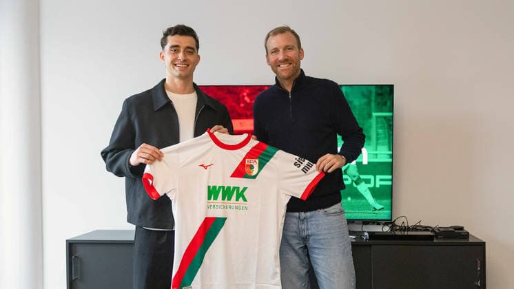 02.02.2026, GER, Fussball, Herren, FC Augsburg, Thomas Kastanaras, Transfer, FCA, Thomas Kastanaras mit FCA-Sportdirektor Benni Weber Augsburg *** 02 02 2026, GER, Football, Men, FC Augsburg, Thomas Kastanaras, Transfer, FCA, Thomas Kastanaras with FCA Sports Director Benni Weber Augsburg