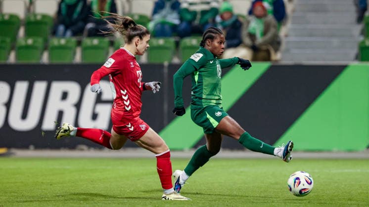 v.li.: Martyna Wiankowska (1. FC Köln, 26) und Torschützin Lineth Beerensteyn (VfL Wolfsburg, 9) erzielt das Tor zum 1:0, Treffer, Highlight, Torerfolg, DIE DFB-RICHTLINIEN UNTERSAGEN JEGLICHE NUTZUNG VON FOTOS ALS SEQUENZBILDER UND ODER VIDEOÄHNLICHE FOTOSTRECKEN. DFB REGULATIONS PROHIBIT ANY USE OF PHOTOGRAPHS AS IMAGE SEQUENCES AND OR QUASI-VIDEO., 02.02.2026, (), Fussball, Google Pixel Frauen-Bundesliga, VfL Wolfsburg - 1. FC Köln