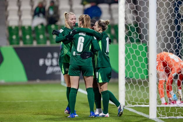 Spielerinnen vom VfL Wolfsburg mit Torjubel, Jubel, jubeln, jubelt, optimistisch, Spielszene, Highlight, Freude über das Tor zum 1:0, DIE DFB-RICHTLINIEN UNTERSAGEN JEGLICHE NUTZUNG VON FOTOS ALS SEQUENZBILDER UND ODER VIDEOÄHNLICHE FOTOSTRECKEN. DFB REGULATIONS PROHIBIT ANY USE OF PHOTOGRAPHS AS IMAGE SEQUENCES AND OR QUASI-VIDEO., 02.02.2026, (), Fussball, Google Pixel Frauen-Bundesliga, VfL Wolfsburg - 1. FC Köln