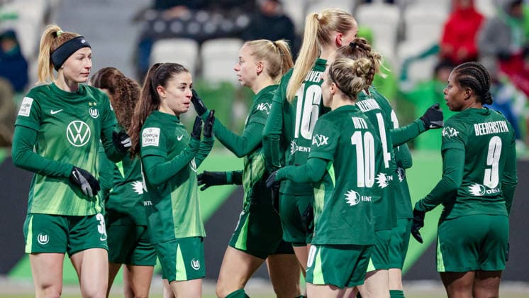 Spielerinnen vom VfL Wolfsburg mit Torjubel, Jubel, jubeln, jubelt, optimistisch, Spielszene, Highlight, Freude über das Tor zum 1:0, DIE DFB-RICHTLINIEN UNTERSAGEN JEGLICHE NUTZUNG VON FOTOS ALS SEQUENZBILDER UND ODER VIDEOÄHNLICHE FOTOSTRECKEN. DFB REGULATIONS PROHIBIT ANY USE OF PHOTOGRAPHS AS IMAGE SEQUENCES AND OR QUASI-VIDEO., 02.02.2026, (), Fussball, Google Pixel Frauen-Bundesliga, VfL Wolfsburg - 1. FC Köln
