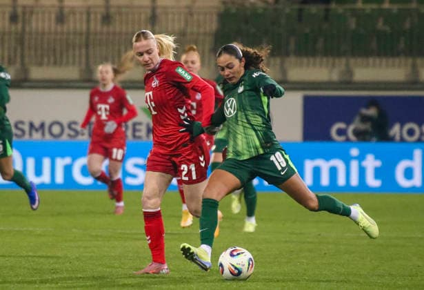 Deutschland: Frauen-Bundesliga 2025 26, 16. Spieltag - VfL Wolfsburg VS 1. FC Köln - AOK Stadion (Wolfsburg): Kessya Bussy (VfL Wolfsburg Frauen, 19) Anna Gerhardt (1. FC Köln Frauen, 21) Copyright: xAymanxAlahmedx