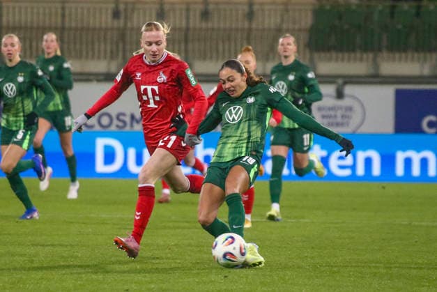 Deutschland: Frauen-Bundesliga 2025 26, 16. Spieltag - VfL Wolfsburg VS 1. FC Köln - AOK Stadion (Wolfsburg): Kessya Bussy (VfL Wolfsburg Frauen, 19) Anna Gerhardt (1. FC Köln Frauen, 21) Copyright: xAymanxAlahmedx