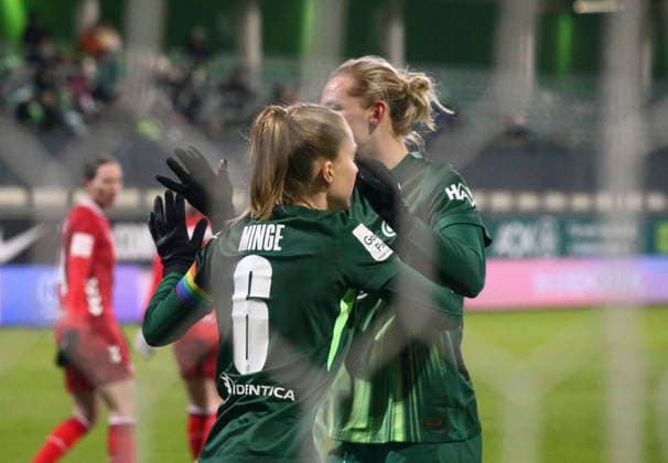 Deutschland: Frauen-Bundesliga 2025 26, 16. Spieltag - VfL Wolfsburg VS 1. FC Köln - AOK Stadion (Wolfsburg): Torjubel Janina Minge (VfL Wolfsburg Frauen, 6) Alexandra Popp (VfL Wolfsburg Frauen, 11) Copyright: xAymanxAlahmedx