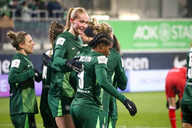 Deutschland: Frauen-Bundesliga 2025 26, 16. Spieltag - VfL Wolfsburg VS 1. FC Köln - AOK Stadion (Wolfsburg): Torjubel Janina Minge (VfL Wolfsburg Frauen, 6) Alexandra Popp (VfL Wolfsburg Frauen, 11) Lineth Beerensteyn (VfL Wolfsburg Frauen, 9) Camilla Küver Camilla Kuver (VfL Wolfsburg Frauen, 16) Copyright: xAymanxAlahmedx