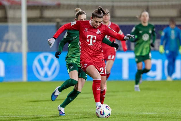 v.li.: Svenja Huth (VfL Wolfsburg, 10) und Martyna Wiankowska (1. FC Köln, 26) im Zweikampf, Duell, Dynamik, Aktion, Action, Spielszene, DIE DFB-RICHTLINIEN UNTERSAGEN JEGLICHE NUTZUNG VON FOTOS ALS SEQUENZBILDER UND ODER VIDEOÄHNLICHE FOTOSTRECKEN. DFB REGULATIONS PROHIBIT ANY USE OF PHOTOGRAPHS AS IMAGE SEQUENCES AND OR QUASI-VIDEO., 02.02.2026, (), Fussball, Google Pixel Frauen-Bundesliga, VfL Wolfsburg - 1. FC Köln