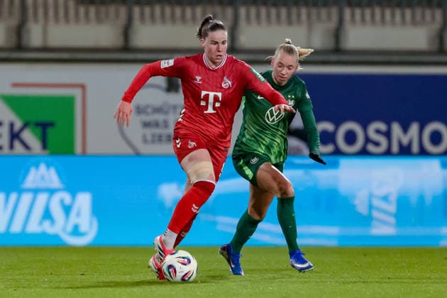 v.li.: Adriana Achcinska (1. FC Köln, 9) und Ella Peddemors (VfL Wolfsburg, 5) im Zweikampf, Duell, Dynamik, Aktion, Action, Spielszene, DIE DFB-RICHTLINIEN UNTERSAGEN JEGLICHE NUTZUNG VON FOTOS ALS SEQUENZBILDER UND ODER VIDEOÄHNLICHE FOTOSTRECKEN. DFB REGULATIONS PROHIBIT ANY USE OF PHOTOGRAPHS AS IMAGE SEQUENCES AND OR QUASI-VIDEO., 02.02.2026, (), Fussball, Google Pixel Frauen-Bundesliga, VfL Wolfsburg - 1. FC Köln