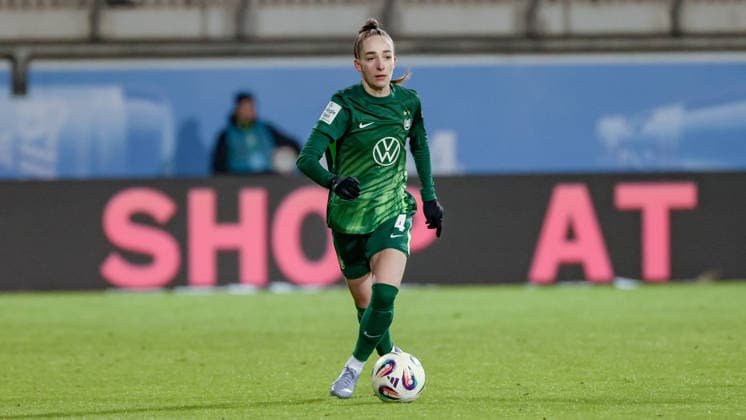 Sophia Kleinherne (VfL Wolfsburg, 4) am Ball, Freisteller, Einzelbild, Ganzkörper, Aktion, Action, Spielszene, DIE DFB-RICHTLINIEN UNTERSAGEN JEGLICHE NUTZUNG VON FOTOS ALS SEQUENZBILDER UND ODER VIDEOÄHNLICHE FOTOSTRECKEN. DFB REGULATIONS PROHIBIT ANY USE OF PHOTOGRAPHS AS IMAGE SEQUENCES AND OR QUASI-VIDEO., 02.02.2026, (), Fussball, Google Pixel Frauen-Bundesliga, VfL Wolfsburg - 1. FC Köln