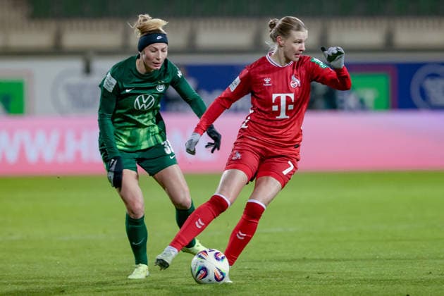v.li.: Sarai Linder (VfL Wolfsburg, 39) und Anna-Lena Stolze (1. FC Köln, 7) im Zweikampf, Duell, Dynamik, Aktion, Action, Spielszene, DIE DFB-RICHTLINIEN UNTERSAGEN JEGLICHE NUTZUNG VON FOTOS ALS SEQUENZBILDER UND ODER VIDEOÄHNLICHE FOTOSTRECKEN. DFB REGULATIONS PROHIBIT ANY USE OF PHOTOGRAPHS AS IMAGE SEQUENCES AND OR QUASI-VIDEO., 02.02.2026, (), Fussball, Google Pixel Frauen-Bundesliga, VfL Wolfsburg - 1. FC Köln