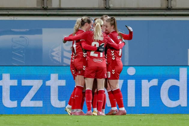 Spielerinnen von 1. FC Köln mit Torjubel, Jubel, jubeln, jubelt, optimistisch, Spielszene, Highlight, Freude über das Tor zum 1:1, DIE DFB-RICHTLINIEN UNTERSAGEN JEGLICHE NUTZUNG VON FOTOS ALS SEQUENZBILDER UND ODER VIDEOÄHNLICHE FOTOSTRECKEN. DFB REGULATIONS PROHIBIT ANY USE OF PHOTOGRAPHS AS IMAGE SEQUENCES AND OR QUASI-VIDEO., 02.02.2026, (), Fussball, Google Pixel Frauen-Bundesliga, VfL Wolfsburg - 1. FC Köln