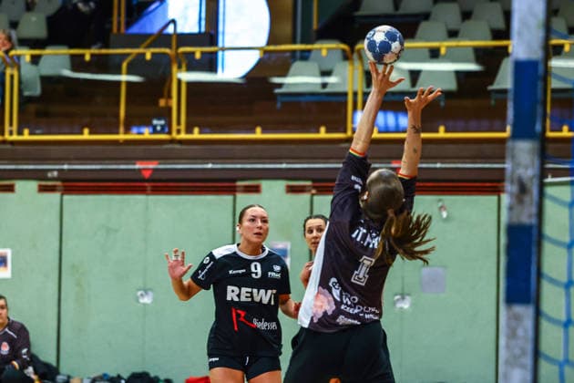 Handball I Frauen I Saison 2025 2026 I Regionalliga Nord I 17. Spieltag I SV Henstedt-Ulzburg II - FC St.Pauli I 01.02.2026 Mariella Suplie (9, SV Henstedt-Ulzburg II) Merle Spaude (1, FC St.Pauli) Henstedt-Ulzburg Schulzentrum Maurepassstr. Schleswig-Holstein Deutschland Copyright: xLobeca RalfxHomburgx