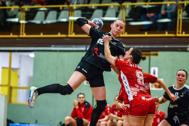 Handball I Frauen I Saison 2025 2026 I Regionalliga Nord I 17. Spieltag I SV Henstedt-Ulzburg II - FC St.Pauli I 01.02.2026 Merja Schröder (17, SV Henstedt-Ulzburg II) Kristin Gärtner (9, FC St.Pauli) Henstedt-Ulzburg Schulzentrum Maurepassstr. Schleswig-Holstein Deutschland Copyright: xLobeca RalfxHomburgx