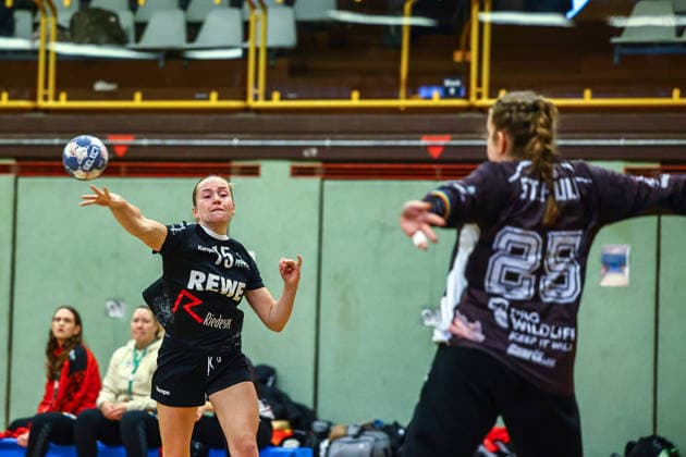 Handball I Frauen I Saison 2025 2026 I Regionalliga Nord I 17. Spieltag I SV Henstedt-Ulzburg II - FC St.Pauli I 01.02.2026 Nele Trennt (15, SV Henstedt-Ulzburg II) Nina Blociszeski (25, FC St.Pauli) Henstedt-Ulzburg Schulzentrum Maurepassstr. Schleswig-Holstein Deutschland Copyright: xLobeca RalfxHomburgx