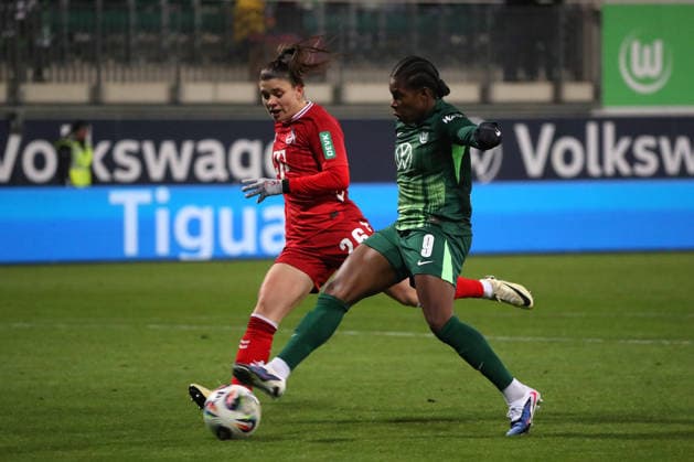 VfL vs. Köln, BL Frauen Wolfsburg, 02.02.2026, Fußball, Frauen, Google Pixel Bundesliga, Saison 2025 2026, VfL Wolfsburg vs 1. FC Köln, Lineth Beerensteyn (VfL Wolfsburg) schießt Tor zum 1:0, Martyna Wiankowska (Köln) AOK Stadion Niedersachsen Deutschland
