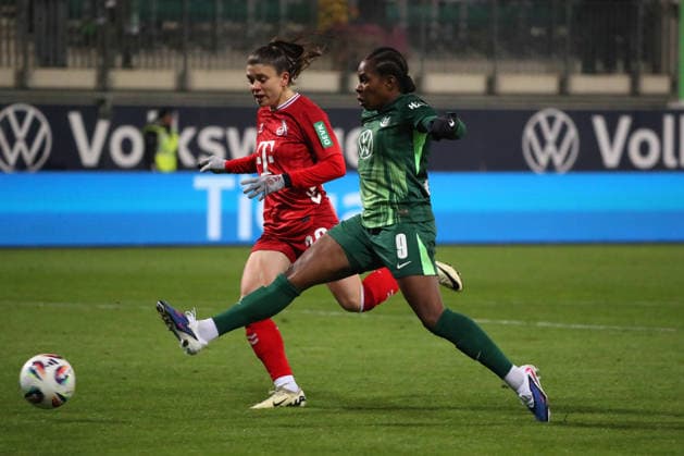 VfL vs. Köln, BL Frauen Wolfsburg, 02.02.2026, Fußball, Frauen, Google Pixel Bundesliga, Saison 2025 2026, VfL Wolfsburg vs 1. FC Köln, Lineth Beerensteyn (VfL Wolfsburg) schießt Tor zum 1:0, Martyna Wiankowska (Köln) AOK Stadion Niedersachsen Deutschland