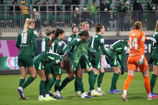 VfL vs. Köln, BL Frauen Wolfsburg, 02.02.2026, Fußball, Frauen, Google Pixel Bundesliga, Saison 2025 2026, VfL Wolfsburg vs 1. FC Köln, Lineth Beerensteyn (VfL Wolfsburg) jubelt mit der Mannschaft nach ihrem Tor zum 1:0 AOK Stadion Niedersachsen Deutschland