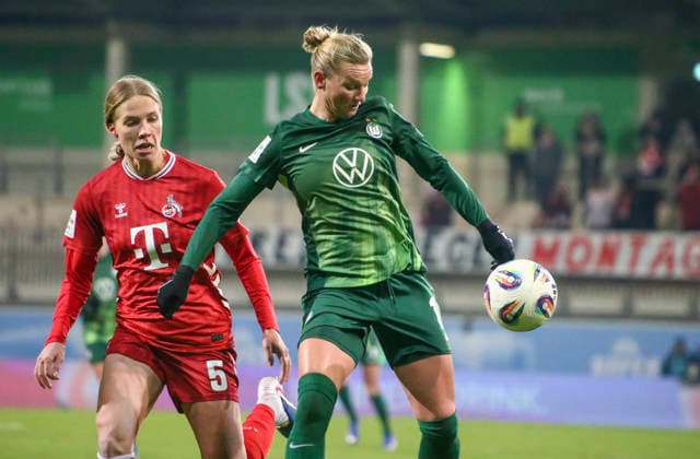 Deutschland: Frauen-Bundesliga 2025 26, 16. Spieltag - VfL Wolfsburg VS 1. FC Köln - AOK Stadion (Wolfsburg): Alexandra Popp (VfL Wolfsburg Frauen, 11) Celina Degen (1. FC Köln Frauen, 5) Copyright: xAymanxAlahmedx