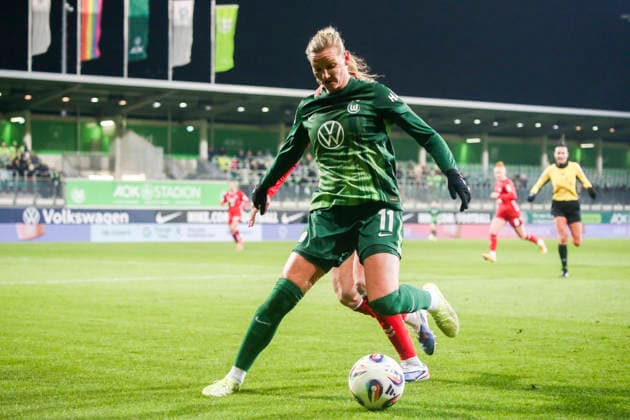 Deutschland: Frauen-Bundesliga 2025 26, 16. Spieltag - VfL Wolfsburg VS 1. FC Köln - AOK Stadion (Wolfsburg): Alexandra Popp (VfL Wolfsburg Frauen, 11) Celina Degen (1. FC Köln Frauen, 5) Copyright: xAymanxAlahmedx