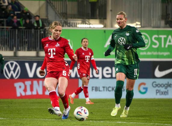 Deutschland: Frauen-Bundesliga 2025 26, 16. Spieltag - VfL Wolfsburg VS 1. FC Köln - AOK Stadion (Wolfsburg): Celina Degen (1. FC Köln Frauen, 5) Alexandra Popp (VfL Wolfsburg Frauen, 11) Copyright: xAymanxAlahmedx