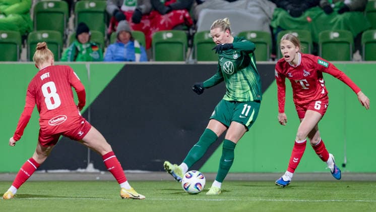 v.li.: Laura Vogt (1. FC Köln, 8) Alexandra Popp (VfL Wolfsburg, 11) und Celina Degen (1. FC Köln, 5) im Zweikampf, Duell, Dynamik, Aktion, Action, Spielszene, DIE DFB-RICHTLINIEN UNTERSAGEN JEGLICHE NUTZUNG VON FOTOS ALS SEQUENZBILDER UND ODER VIDEOÄHNLICHE FOTOSTRECKEN. DFB REGULATIONS PROHIBIT ANY USE OF PHOTOGRAPHS AS IMAGE SEQUENCES AND OR QUASI-VIDEO., 02.02.2026, (), Fussball, Google Pixel Frauen-Bundesliga, VfL Wolfsburg - 1. FC Köln