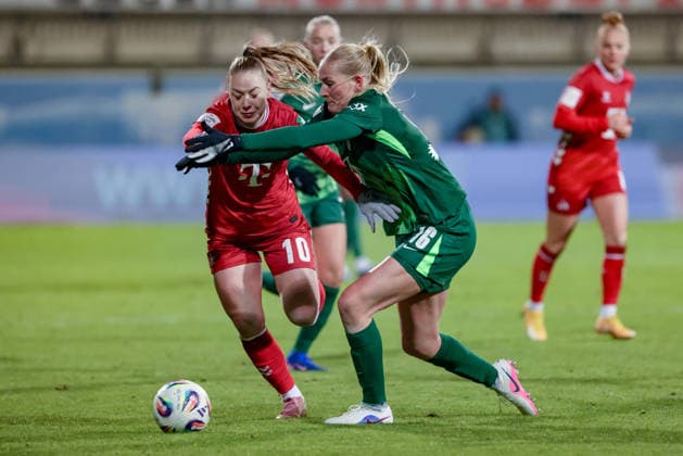 v.li.: Weronika Zawistowska (1. FC Köln, 10) und Camilla Küver (VfL Wolfsburg, 16) im Zweikampf, Duell, Dynamik, Aktion, Action, Spielszene, DIE DFB-RICHTLINIEN UNTERSAGEN JEGLICHE NUTZUNG VON FOTOS ALS SEQUENZBILDER UND ODER VIDEOÄHNLICHE FOTOSTRECKEN. DFB REGULATIONS PROHIBIT ANY USE OF PHOTOGRAPHS AS IMAGE SEQUENCES AND OR QUASI-VIDEO., 02.02.2026, (), Fussball, Google Pixel Frauen-Bundesliga, VfL Wolfsburg - 1. FC Köln