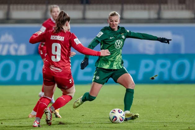 v.li.: Adriana Achcinska (1. FC Köln, 9)8 und Alexandra Popp (VfL Wolfsburg, 11) im Zweikampf, Duell, Dynamik, Aktion, Action, Spielszene, DIE DFB-RICHTLINIEN UNTERSAGEN JEGLICHE NUTZUNG VON FOTOS ALS SEQUENZBILDER UND ODER VIDEOÄHNLICHE FOTOSTRECKEN. DFB REGULATIONS PROHIBIT ANY USE OF PHOTOGRAPHS AS IMAGE SEQUENCES AND OR QUASI-VIDEO., 02.02.2026, (), Fussball, Google Pixel Frauen-Bundesliga, VfL Wolfsburg - 1. FC Köln