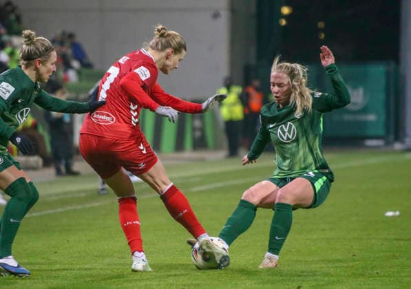 Deutschland: Frauen-Bundesliga 2025 26, 16. Spieltag - VfL Wolfsburg VS 1. FC Köln - AOK Stadion (Wolfsburg): Ella Peddemors (VfL Wolfsburg Frauen, 5) Anna-Lena Stolze (1. FC Köln Frauen, 7) Copyright: xAymanxAlahmedx