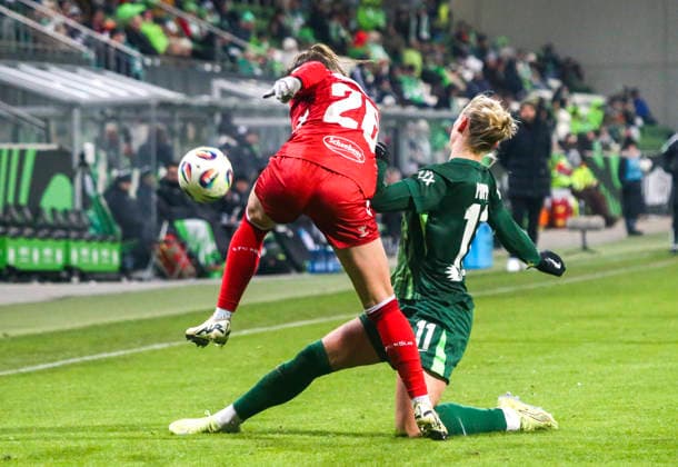 Deutschland: Frauen-Bundesliga 2025 26, 16. Spieltag - VfL Wolfsburg VS 1. FC Köln - AOK Stadion (Wolfsburg): Martyna Wiankowska (1. FC Köln Frauen, 26) Alexandra Popp (VfL Wolfsburg Frauen, 11) Copyright: xAymanxAlahmedx