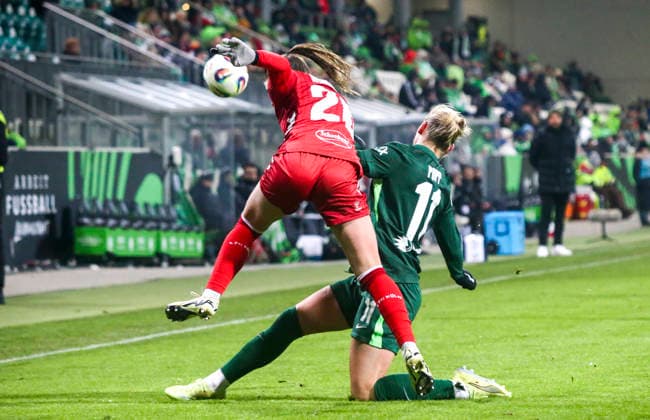 Deutschland: Frauen-Bundesliga 2025 26, 16. Spieltag - VfL Wolfsburg VS 1. FC Köln - AOK Stadion (Wolfsburg): Martyna Wiankowska (1. FC Köln Frauen, 26) Alexandra Popp (VfL Wolfsburg Frauen, 11) Copyright: xAymanxAlahmedx