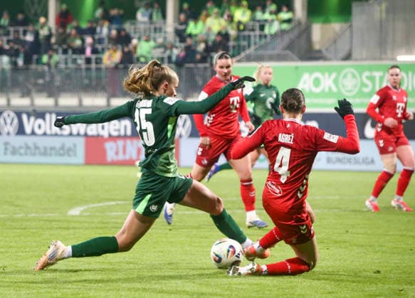 Deutschland: Frauen-Bundesliga 2025 26, 16. Spieltag - VfL Wolfsburg VS 1. FC Köln - AOK Stadion (Wolfsburg): Vivien Endemann (VfL Wolfsburg Frauen, 25) Sara AgreÅ¾ Sara Agrez (1. FC Köln Frauen, 4) Copyright: xAymanxAlahmedx