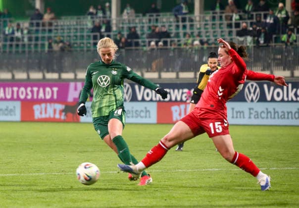 Deutschland: Frauen-Bundesliga 2025 26, 16. Spieltag - VfL Wolfsburg VS 1. FC Köln - AOK Stadion (Wolfsburg): Justine Kielland (VfL Wolfsburg Frauen, 18) Amelie Bohnen (1. FC Köln Frauen, 15) Copyright: xAymanxAlahmedx