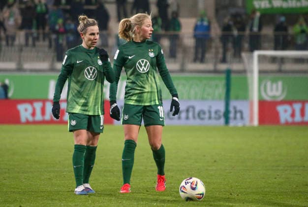 Deutschland: Frauen-Bundesliga 2025 26, 16. Spieltag - VfL Wolfsburg VS 1. FC Köln - AOK Stadion (Wolfsburg): Justine Kielland (VfL Wolfsburg Frauen, 18) Svenja Huth (VfL Wolfsburg Frauen, 10) Copyright: xAymanxAlahmedx