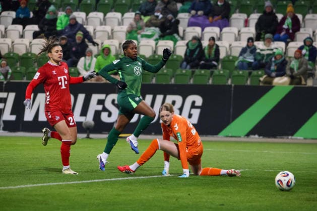 Wolfsburg, Deutschland 02. Februar 2026: 1. BL - Frauen - 2025 2026 - VfL Wolfsburg vs. 1. FC Köln Im Bild: v.li. die Zweite Torschützin Lineth. Beerensteyn (VfL) macht das Tor zum 1:0 für Wolfsburg, neben ihr Martyna Wiankowska (FC) und Torhüterin Irina Fuchs (FC) DFB regulations prohibit any use of photographs as image sequences and or quasi-video AOK Stadion Niedersachsen Copyright: xFotostandx xFantinix
