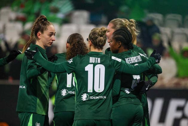 Wolfsburg, Deutschland 02. Februar 2026: 1. BL - Frauen - 2025 2026 - VfL Wolfsburg vs. 1. FC Köln Im Bild: Torschützin Lineth Beerensteyn (VfL), rechts im Bild, macht das Tor zum 1:0 für Wolfsburg und jubelt mit ihren Mannschaftskolleginnen DFB regulations prohibit any use of photographs as image sequences and or quasi-video AOK Stadion Niedersachsen Copyright: xFotostandx xFantinix
