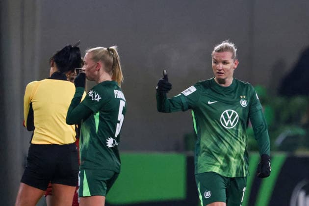 Wolfsburg, Deutschland 02. Februar 2026: 1. BL - Frauen - 2025 2026 - VfL Wolfsburg vs. 1. FC Köln Im Bild: Alexandra Popp (VfL), rechts im Bild, zeigt Daumen hoch DFB regulations prohibit any use of photographs as image sequences and or quasi-video AOK Stadion Niedersachsen Copyright: xFotostandx xFantinix