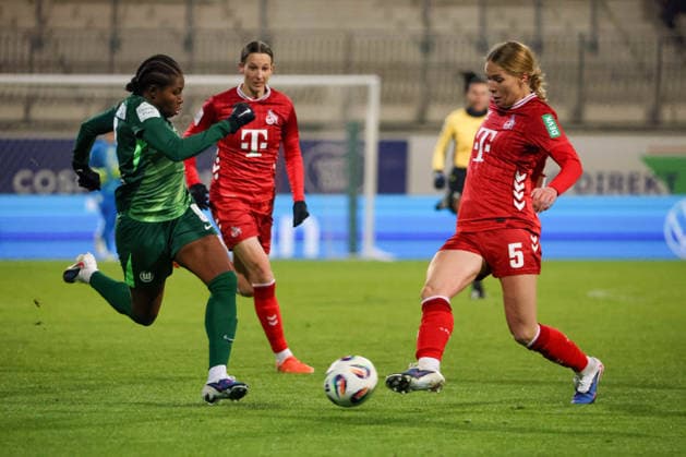 Wolfsburg, Deutschland 02. Februar 2026: 1. BL - Frauen - 2025 2026 - VfL Wolfsburg vs. 1. FC Köln Im Bild: v.li. im Zweikampf Lineth Beerensteyn (VfL) und Celina Degen (FC) DFB regulations prohibit any use of photographs as image sequences and or quasi-video AOK Stadion Niedersachsen Copyright: xFotostandx xFantinix