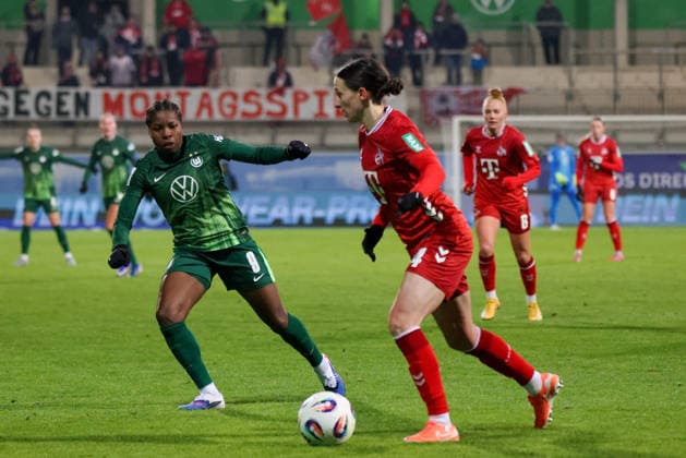 Wolfsburg, Deutschland 02. Februar 2026: 1. BL - Frauen - 2025 2026 - VfL Wolfsburg vs. 1. FC Köln Im Bild: v.li. im Zweikampf Lineth Beerensteyn (VfL) und Sara Agrez (FC) DFB regulations prohibit any use of photographs as image sequences and or quasi-video AOK Stadion Niedersachsen Copyright: xFotostandx xFantinix