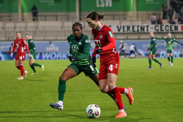 Wolfsburg, Deutschland 02. Februar 2026: 1. BL - Frauen - 2025 2026 - VfL Wolfsburg vs. 1. FC Köln Im Bild: v.li. im Zweikampf Lineth Beerensteyn (VfL) und Sara Agrez (FC) DFB regulations prohibit any use of photographs as image sequences and or quasi-video AOK Stadion Niedersachsen Copyright: xFotostandx xFantinix