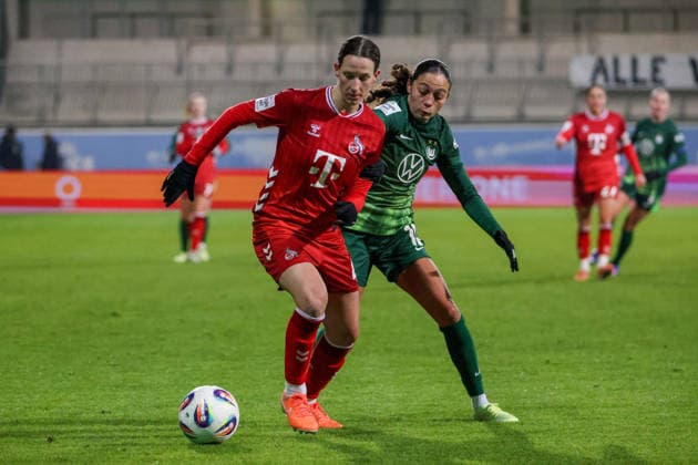 Wolfsburg, Deutschland 02. Februar 2026: 1. BL - Frauen - 2025 2026 - VfL Wolfsburg vs. 1. FC Köln Im Bild: v.li. im Zweikampf Sara Agrez (FC) und Kessya Bussy (VfL) DFB regulations prohibit any use of photographs as image sequences and or quasi-video AOK Stadion Niedersachsen Copyright: xFotostandx xFantinix