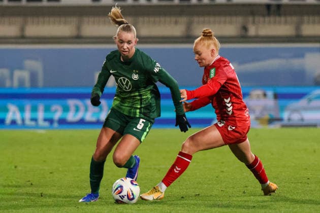 Wolfsburg, Deutschland 02. Februar 2026: 1. BL - Frauen - 2025 2026 - VfL Wolfsburg vs. 1. FC Köln Im Bild: v.li. im Zweikampf Ella Peddemors (VfL) und Laura Vogt (FC) DFB regulations prohibit any use of photographs as image sequences and or quasi-video AOK Stadion Niedersachsen Copyright: xFotostandx xFantinix