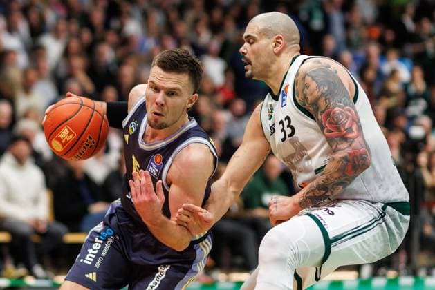 Martin Hermannsson (Alba Berlin) im Zweikampf mit Maik Zirbes (Gladiators Trier), Vet Concept Gladiators Trier vs Alba Berlin, Basketball, easyCredit BBL, 18. Spieltag, Saison 2025 2026, 02.02.2026 Vet Concept Gladiators Trier vs Alba Berlin, Basketball, easyCredit BBL, 18. Spieltag, Saison 2025 2026, 02.02.2026 Copyright: xEibner-Pressefoto AlexanderxNeisx EP_ANS