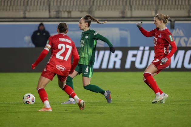 02.02.2026, xgrfx, Fussball Google Pixel Frauen-Bundesliga, VfL Wolfsburg - 1.FC Koeln v.l. Laura Feiersinger (1.FC Köln), Sophia Kleinherne (VfL Wolfsburg) (DFL DFB REGULATIONS PROHIBIT ANY USE OF PHOTOGRAPHS as IMAGE SEQUENCES and or QUASI-VIDEO) Wolfsburg
