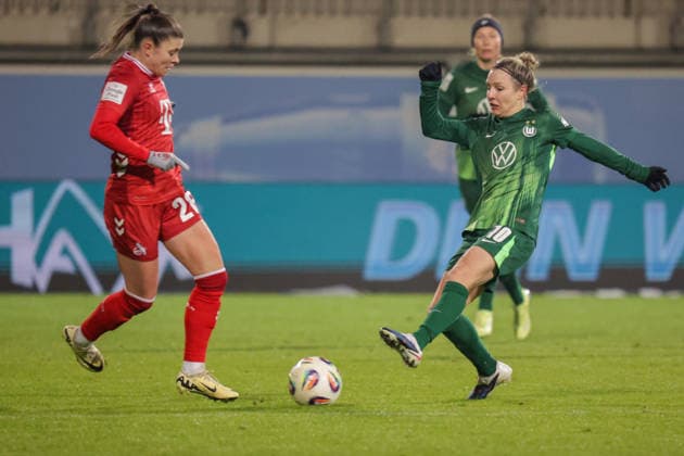 02.02.2026, xgrfx, Fussball Google Pixel Frauen-Bundesliga, VfL Wolfsburg - 1.FC Koeln v.l. Martyna Wiankowska (1.FC Köln), Svenja Huth (VfL Wolfsburg) (DFL DFB REGULATIONS PROHIBIT ANY USE OF PHOTOGRAPHS as IMAGE SEQUENCES and or QUASI-VIDEO) Wolfsburg