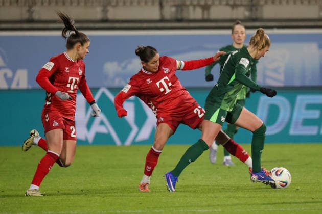 02.02.2026, xgrfx, Fussball Google Pixel Frauen-Bundesliga, VfL Wolfsburg - 1.FC Koeln v.l. Laura Feiersinger (1.FC Köln), Janina Minge (VfL Wolfsburg) (DFL DFB REGULATIONS PROHIBIT ANY USE OF PHOTOGRAPHS as IMAGE SEQUENCES and or QUASI-VIDEO) Wolfsburg