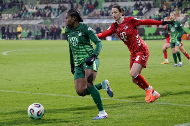 02.02.2026, xgrfx, Fussball Google Pixel Frauen-Bundesliga, VfL Wolfsburg - 1.FC Koeln v.l. Lineth Beerensteyn (VfL Wolfsburg), Sara Agrez (1.FC Köln) (DFL DFB REGULATIONS PROHIBIT ANY USE OF PHOTOGRAPHS as IMAGE SEQUENCES and or QUASI-VIDEO) Wolfsburg