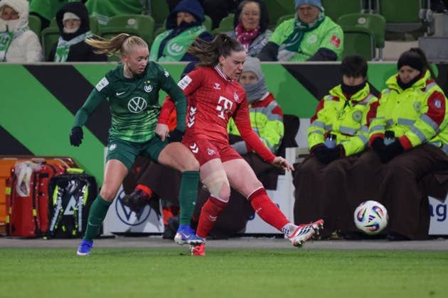 02.02.2026, xgrfx, Fussball Google Pixel Frauen-Bundesliga, VfL Wolfsburg - 1.FC Koeln v.l. Ella Peddemors (VfL Wolfsburg), Adriana Achcinska (1.FC Köln) (DFL DFB REGULATIONS PROHIBIT ANY USE OF PHOTOGRAPHS as IMAGE SEQUENCES and or QUASI-VIDEO) Wolfsburg