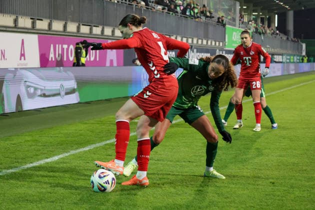 02.02.2026, xgrfx, Fussball Google Pixel Frauen-Bundesliga, VfL Wolfsburg - 1.FC Koeln v.l. Sara Agrez (1.FC Köln), Kessy Bussy (VfL Wolfsburg) (DFL DFB REGULATIONS PROHIBIT ANY USE OF PHOTOGRAPHS as IMAGE SEQUENCES and or QUASI-VIDEO) Wolfsburg