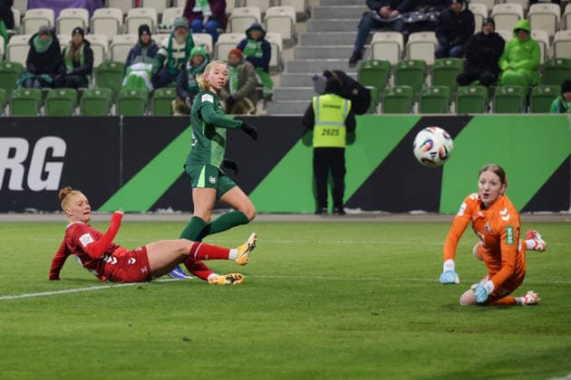 02.02.2026, xgrfx, Fussball Google Pixel Frauen-Bundesliga, VfL Wolfsburg - 1.FC Koeln v.l. Laura Vogt (1.FC Köln), Ella Peddemors (VfL Wolfsburg), Irina Fuchs (1.FC Köln) (DFL DFB REGULATIONS PROHIBIT ANY USE OF PHOTOGRAPHS as IMAGE SEQUENCES and or QUASI-VIDEO) Wolfsburg