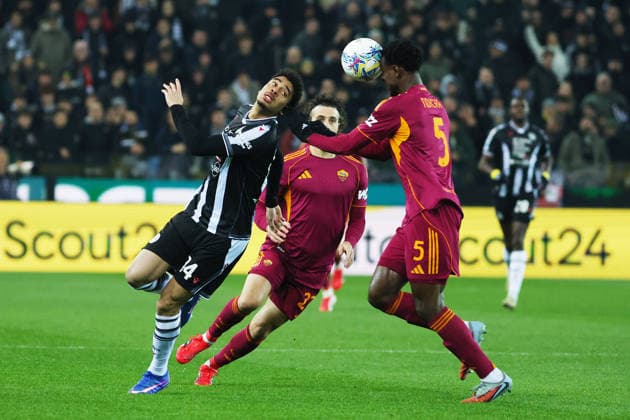 Udinese s Arthur Atta fights for the ball with Roma™s Evan Ndicka during the Serie A soccer match between Udinese and Roma at the Bluenergy Stadium in Udine, north east Italy - Monday, February 02,2026 - soccer  Copyright: xAndreaxBressanutti LaPressex