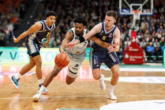 Dexter Akanno (Gladiators Trier) im Zweikampf mit Martin Hermannsson (Alba Berlin) und Jack Kayil (Alba Berlin), Vet Concept Gladiators Trier vs Alba Berlin, Basketball, easyCredit BBL, 18. Spieltag, Saison 2025 2026, 02.02.2026 Vet Concept Gladiators Trier vs Alba Berlin, Basketball, easyCredit BBL, 18. Spieltag, Saison 2025 2026, 02.02.2026 Copyright: xEibner-Pressefoto AlexanderxNeisx EP_ANS